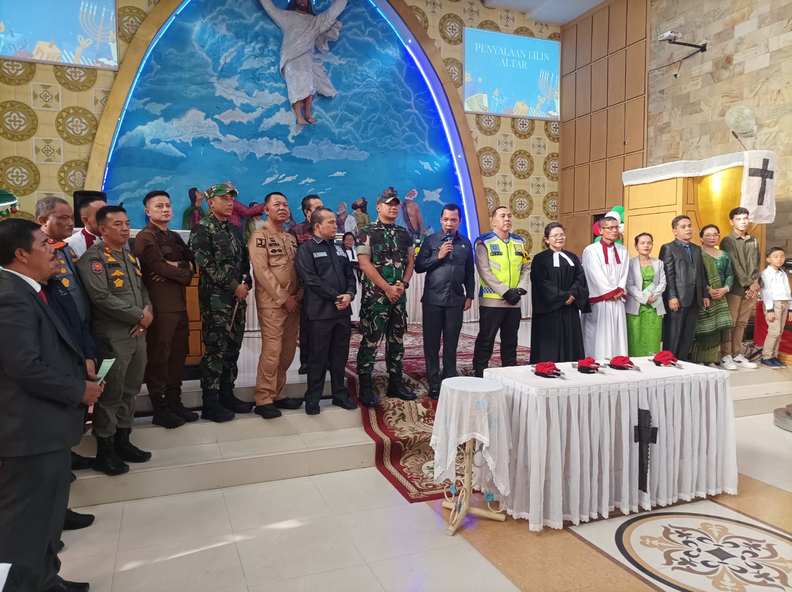 Kapolresta Pekanbaru AKBP Jeki Rahmat Mustika SIK dan Forkopimda Kunjungi Tempat Ibadah dan Pos Peng